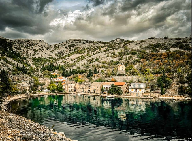 Traumhafte Buchten an der D8