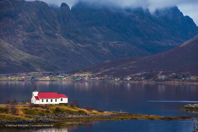 Die Sildpollnes Kapelle vom Rastplatz Austnesfjord ist eine Top Fotospot auf den Lofoten
