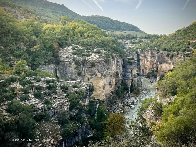 mit dem Wohnmobil in der Osum Schlucht in Albanien