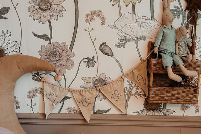 Oud roze bloemen behang voor meisjeskamer