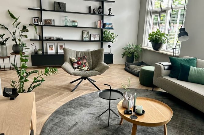 Binnenkijker: grijs / groen ingerichte woonkamer