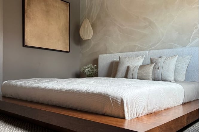 bruintinten slaapkamer, behang een houten bed