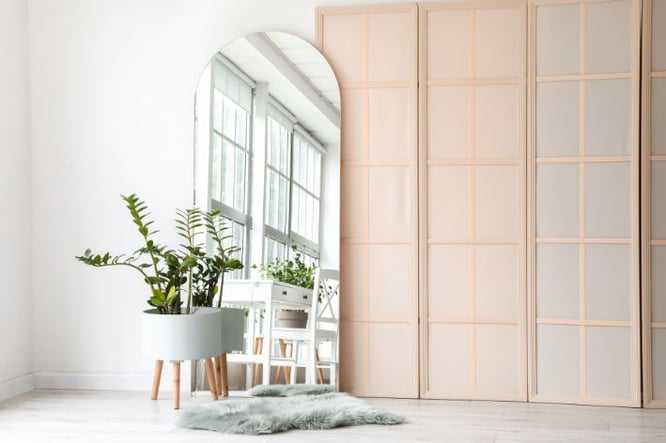 De 6 voordelen van een grote passpiegel in je interieur