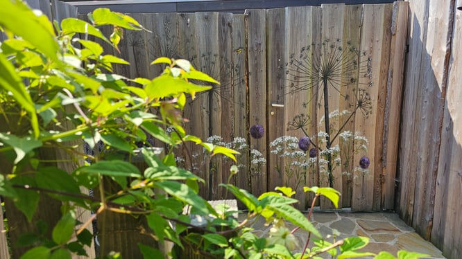 Natuurlijke tuin met schildering