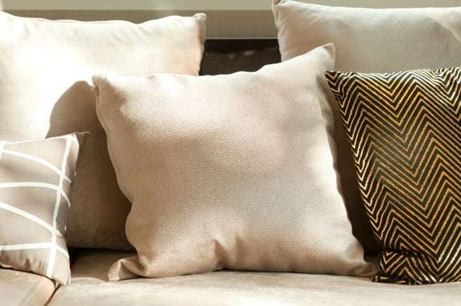 Beige bank? Met deze kleur kussens creëer je veel sfeer