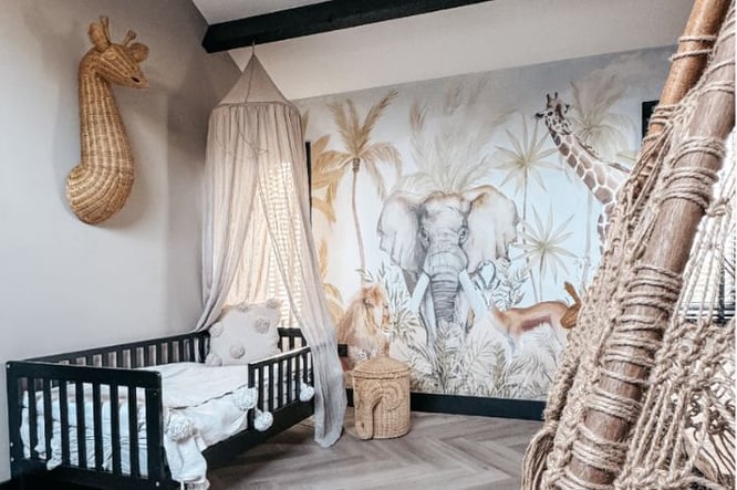 Kinderkamer met safari behang in bruintinten