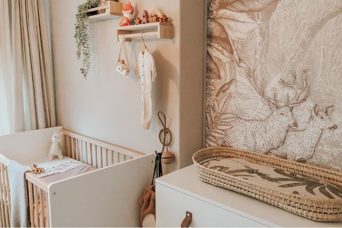 Kinderkamertrends 2025: slaapkamer met dierenbehang