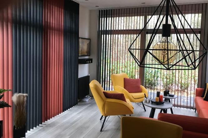 Binnenkijken geel, oranje en zwarte kleuren in woonkamer