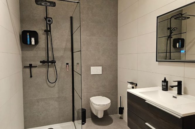 van een kerk een woonhuis maken - badkamer inrichten