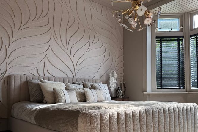 Bruine slaapkamer met bouclé bed