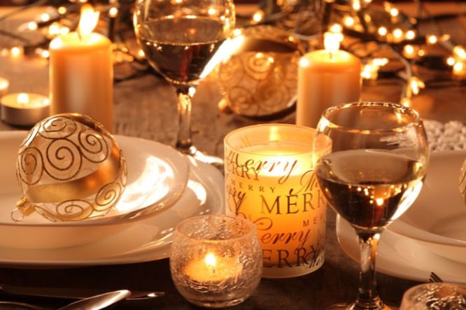 Ideeën voor dekken van kersttafel: voorbeelden en inspiratie