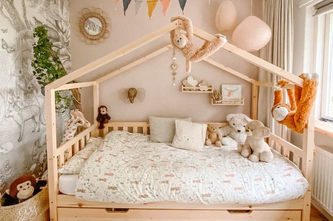 kinderkamer met bosdierenbehang en bedhuisje