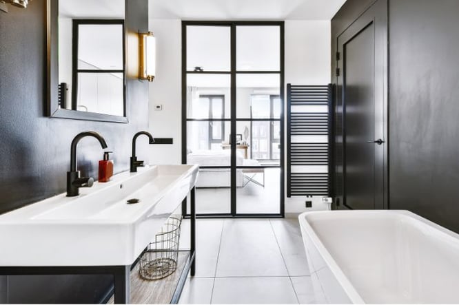 mooie badkamers- zwart badkamerinterieur