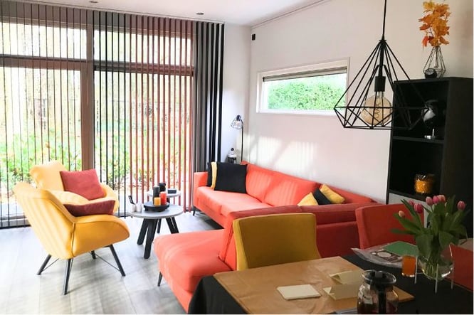 Binnenkijken in een chalet met geel en oranje interieur woonkamer