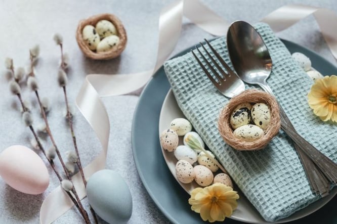 ideeën gedekte eettafel Pasen