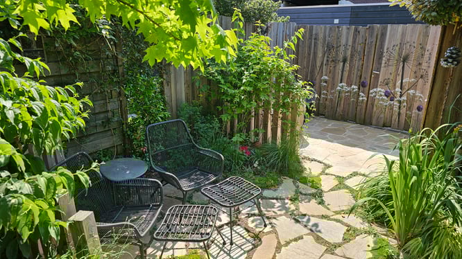 Binnenkijken in een natuurlijke tuin