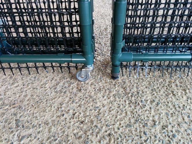 土のうステーション（折畳式土のうボックス）　左：前2脚キャスター仕様　右：4脚アジャスター仕様