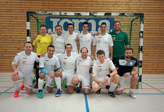 Gewinner-Lächeln: Das glückliche Futsal-Herren-Team nach getaner Arbeit (Foto: Gött)