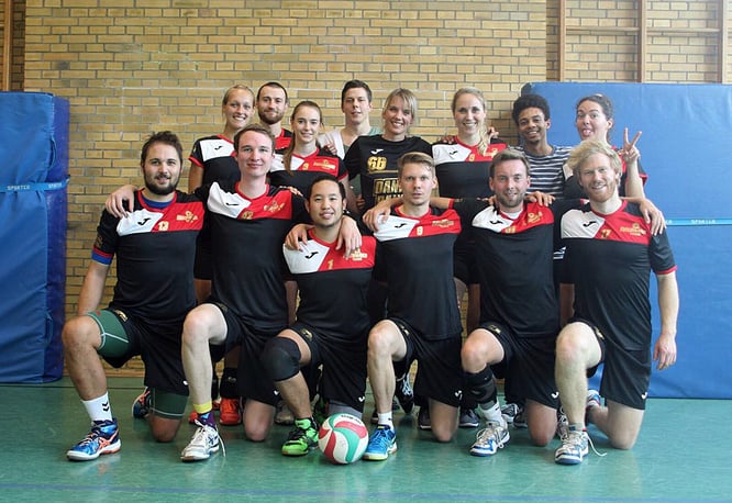 Mächtig stolz auf den allerersten doppelten Punktgewinn: Das Schmetterlicious Mixed-Team am 2. Spieltag der Hobbyliga Essen (Foto: Beckers)