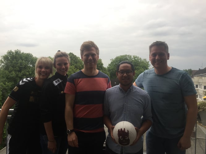 Und nochmal im Gegenlicht über den Dächern von Essen: Der Futsalicious Essen-Vorstand mit Lukas und Phong ... und Volleyball (Foto: Wehling)
