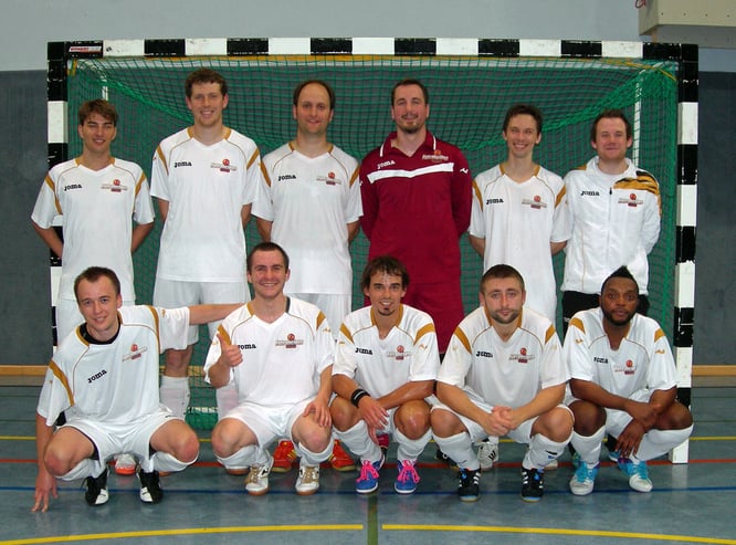 Gut gelaunt zum ersten Dreier: "Futsalicious Essen I" in Gladbach (Foto: Gött)