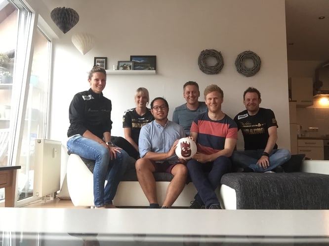 Der Vorstand von Futsalicious Essen e.V. (hinten) mit den drei "Neuzugängen" (vorne): Phong Phan, Volleyball und Lukas Gravel (Foto: Wehling)