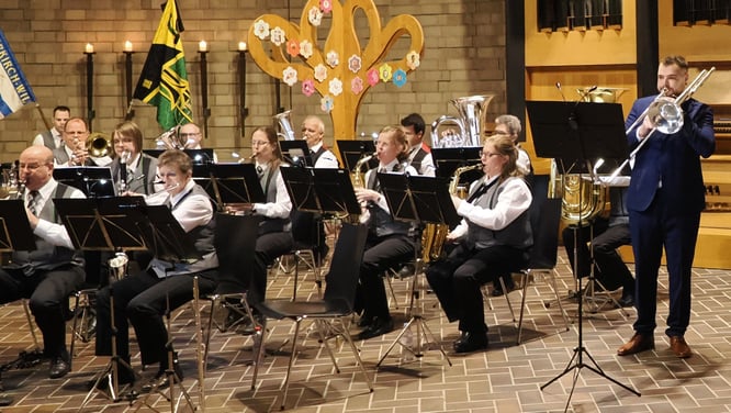 Co-Dirigent Joël Rossi wusste am Kirchenkonzert auch als Posaunen-Solist mit "Hey Jude" zu begeistern (Foto: Doris Schibler, Laupersdorf)