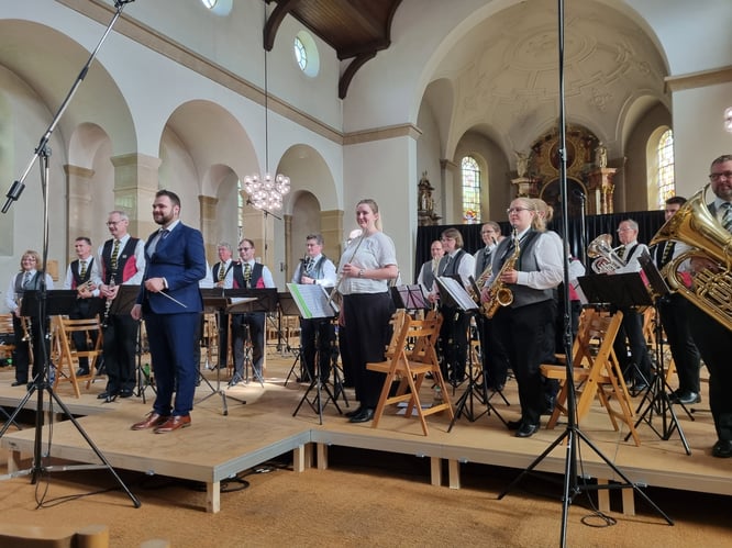 Wettspiel in der Kirche