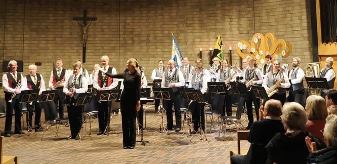 Die Spielgemeinschaft unter der Leitung von Co-Dirigentin Nicole Rossi in der kath. Kirche Dulliken