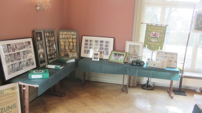 Verschiedene Orden, Dokumente und Erinnerungen aus 88 Jahren Bestehen der Prinzengarde Leverkusen konnten sich die Gästen anschauen