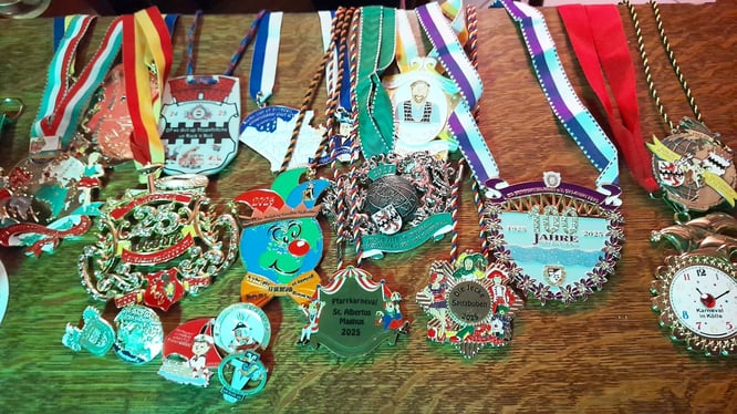 Gesammelte Orden und Pins aus der Session 2024 - 2025 werden an Wachemitglieder verteilt. Wer die meisten Auftritte mitgemacht hat, darf zuerst aussuchen.