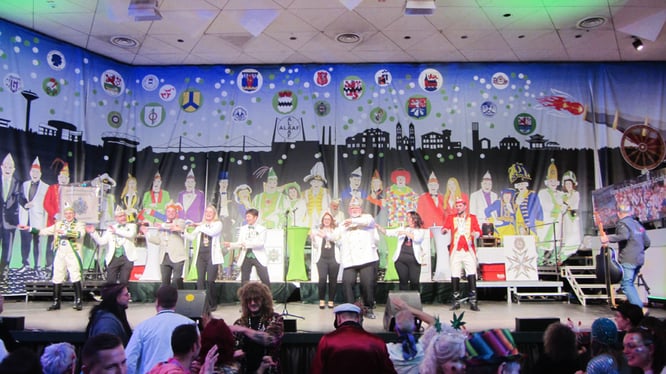 Wenn´s mal knapp wird mit der nächsten Nummer bringt der Elferrat die Stimmung