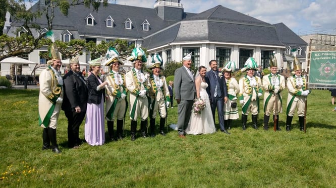 Mitten im Mai bei der Hochzeit von Julia und Niklas traf sich die Prinzengarde Leverkusen zum Spalier und es gab dann noch eine separates Erinnerungsfoto