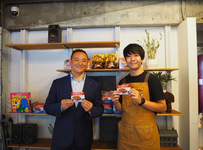 ギンビス宮本周治社長（左）とロースター萩原大智氏（右）