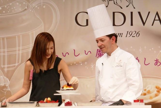 シュヴォロー氏の指導の下で紗栄子がチョコレートケーキ作りにチャレンジ