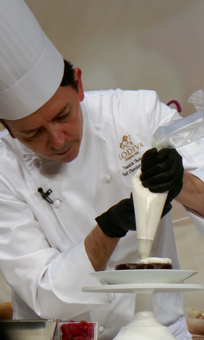 ゴディバのシェフ・ショコラティエであるヤニック・シュヴォロー氏による『My Heart Chocolate Cake Set』の実演