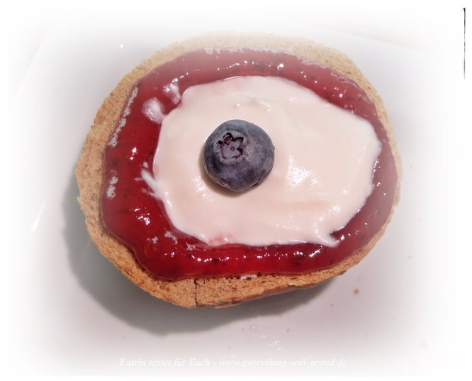 Brötchen  Marmelade Joghurt Heidelbeere :) ...