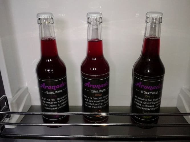 Bio Limonade von Aronia im Kühlschrank