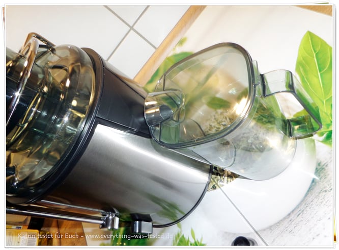 Der Saftbecher kann für den Spitzschutz mit dem Deckel verschlossen werden und hat eine Füllanzeige.