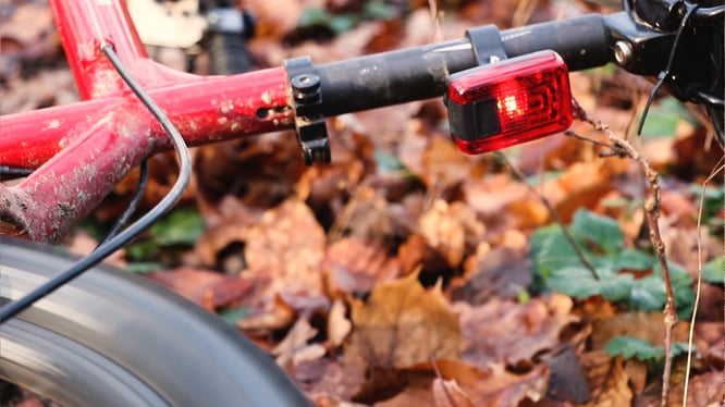 Rückleuchte erkennt Sturz und startet GPS-Notruf / © AXA