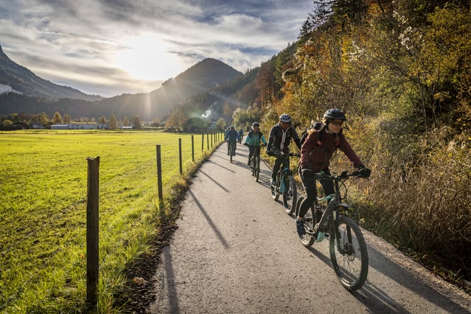 Mit Shuttle dauert die Velocity Tour von Bad Reichenhall nach Zell am See und retour sieben Stunden, fünf davon verbringen Teilnehmer auf dem E-Bike  Bildnachweis: bergfotografen.com 