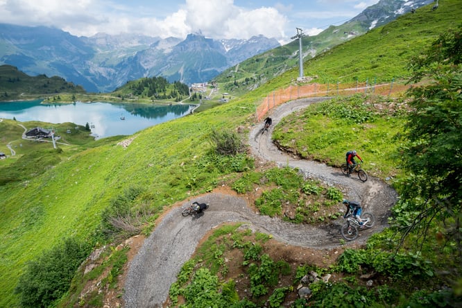 Serpentinen mit Gletscherblick – der Jochpass Trail oberhalb von Engelberg bereichert seit Kurzem das Bike-Angebot im Zentralschweizer Klosterdorf // Foto: Engelberg-Titlis Tourismus/Fotograf Roger Gruetter
