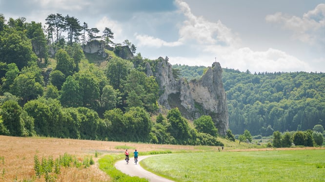 Altmuehltal Radweg mit Burgsteinfelsen ©Naturpark Altmühltal