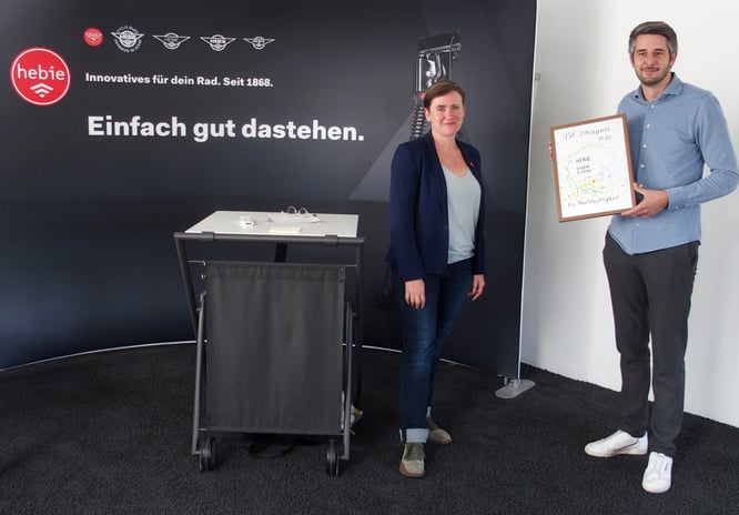 Den mit 1.000 Euro dotierten Preis übergab Hendrikje Lučić im Namen des VSF bei einem Festtermin in Bielefeld an Hebie-Geschäftsführer Christian Junker.