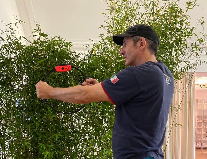 Chefredakteur A. Burkert beim Checken des Nintendo RingFit ©Velototal