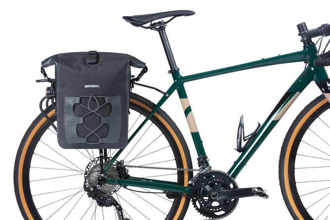 Basil Navigator Waterproof M single pannier bag black, am Fahrrad montiert