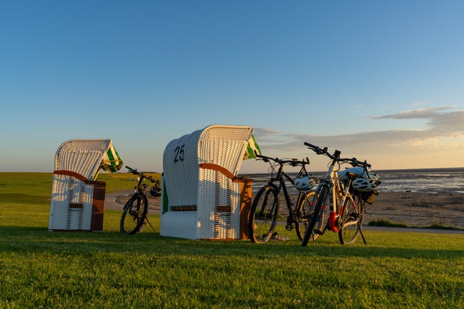 Strandkörbe mit Fahrrad: © AnGrobi – stock.adobe.com