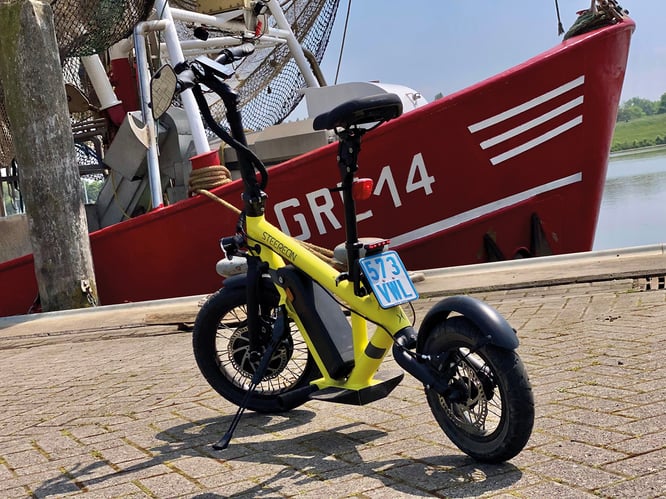 Im Hafen von Greetsiel bietet der Steereon C25 die Möglichkeit, mal schnell vom Kutter bis zur nächsten Hafenkneipe zu fahren. Mit einem zulässigen Gesamtgewicht, kann ein Normaleuropäer noch knapp 50 kg Zuladung mitnehmen. © Velototal / Andreas Burkert 