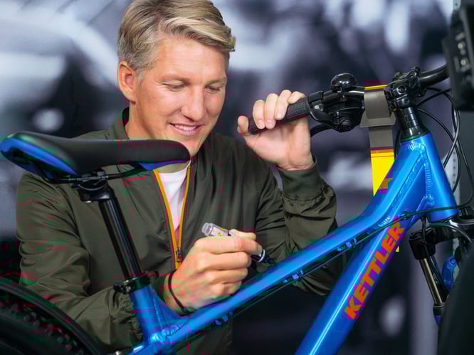 Schweinsteiger signiert Kettler // ©Kettler