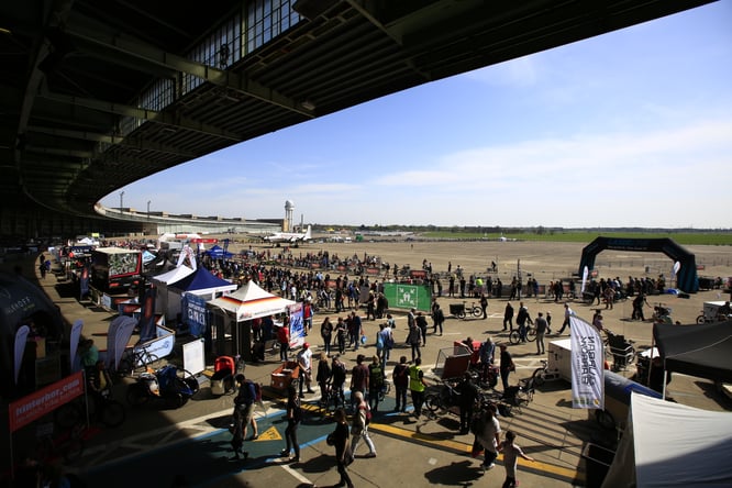 Auf dem riesigen, teils überdachten Außengelände der VELOBerlin können alle Fahrräder auf verschiedenen und großen Teststrecken ausprobiert werden. / Foto: VELOBerlin